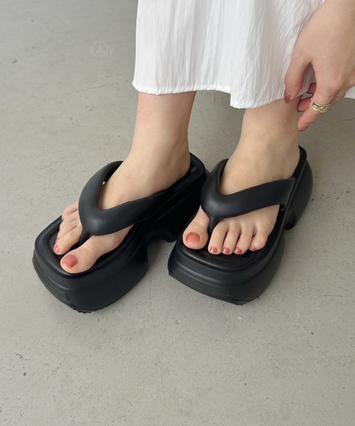 CLEA(クレア)の「軽量厚底トングサンダル(サンダル・レディース・ブラック/ホワイト・24.5cm/23.5cm)」の12枚目の写真