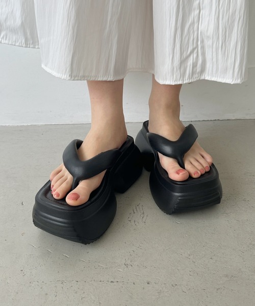 CLEA(クレア)の「軽量厚底トングサンダル(サンダル・レディース・ブラック/ホワイト・24.5cm/23.5cm)」の13枚目の写真