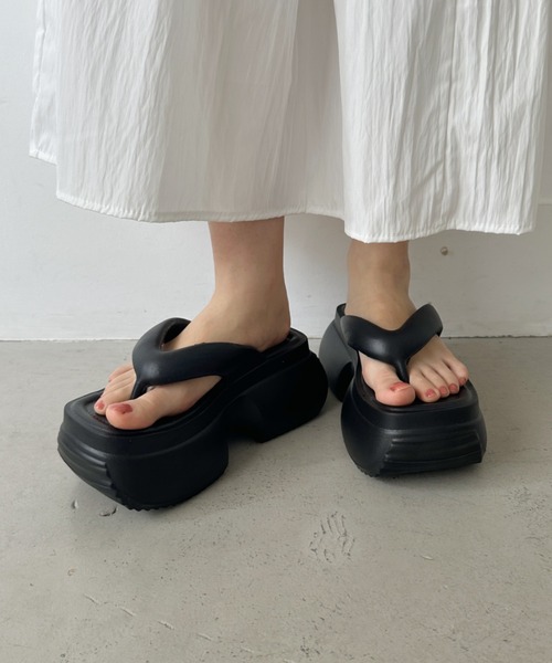 CLEA(クレア)の「軽量厚底トングサンダル(サンダル・レディース・ブラック/ホワイト・24.5cm/23.5cm)」の15枚目の写真
