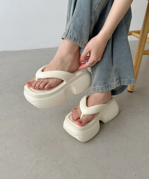 CLEA(クレア)の「軽量厚底トングサンダル(サンダル・レディース・ブラック/ホワイト・24.5cm/23.5cm)」の8枚目の写真