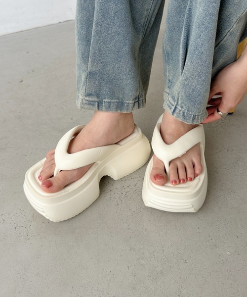 CLEA(クレア)の「軽量厚底トングサンダル(サンダル・レディース・ブラック/ホワイト・24.5cm/23.5cm)」の5枚目の写真