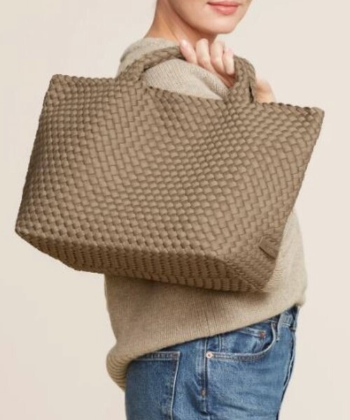 NAGHEDI(ナゲディ)の「【人気追加】【NAGHEDI/ナゲティ】ミディアムトートバッグ St Barths Medium Tote(トートバッグ・レディース・ブラウン/グレイッシュベージュ・フリー)」の2枚目の写真