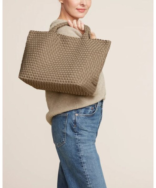 NAGHEDI(ナゲディ)の「【人気追加】【NAGHEDI/ナゲティ】ミディアムトートバッグ St Barths Medium Tote(トートバッグ・レディース・ブラウン/グレイッシュベージュ・フリー)」の4枚目の写真