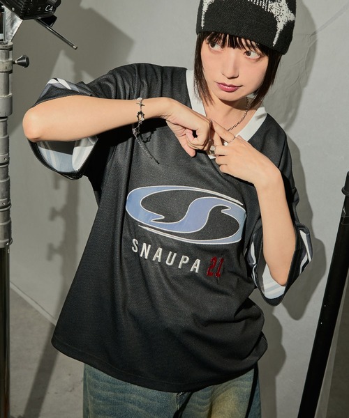 Snap club(スナップクラブ)の「【Snap club】ゲームデザインロゴ刺繍ホッケーTシャツ(Tシャツ/カットソー・レディース・ブラック/ネイビー・M/L)」の5枚目の写真