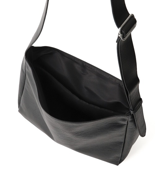 TRIBAL HEART FAUX LEATHER MESSENGER BAG（ショルダーバッグ