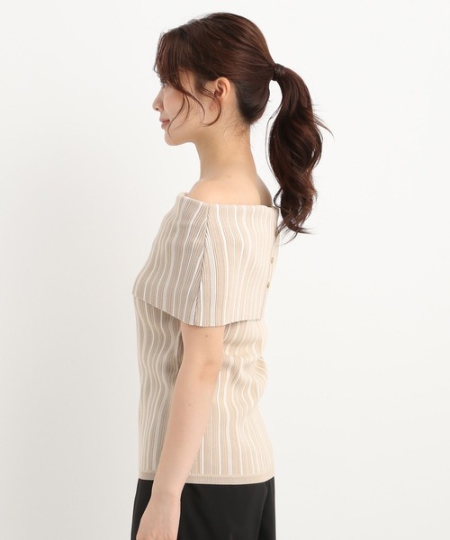 Andemiu（アンデミュウ）の「ストライプオフショルニット574987（ニット/セーター・レディース・ブラック/ベージュ・FREE）」の4枚目の写真