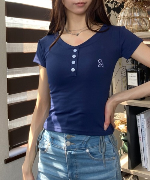 tolene(トレネ)の「Vネック ヘンリーネック 刺繍ロゴ タイトシルエット Tシャツ(Tシャツ/カットソー・レディース・ホワイト/ネイビー・FREE)」の2枚目の写真