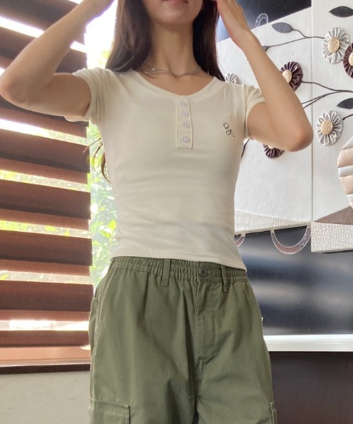 tolene(トレネ)の「Vネック ヘンリーネック 刺繍ロゴ タイトシルエット Tシャツ(Tシャツ/カットソー・レディース・ホワイト/ネイビー・FREE)」の12枚目の写真