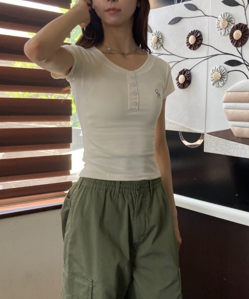 tolene(トレネ)の「Vネック ヘンリーネック 刺繍ロゴ タイトシルエット Tシャツ(Tシャツ/カットソー・レディース・ホワイト/ネイビー・FREE)」の15枚目の写真