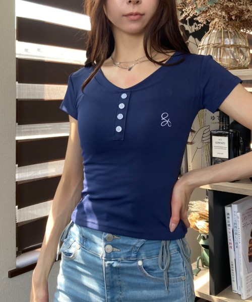 tolene(トレネ)の「Vネック ヘンリーネック 刺繍ロゴ タイトシルエット Tシャツ(Tシャツ/カットソー・レディース・ホワイト/ネイビー・FREE)」の17枚目の写真
