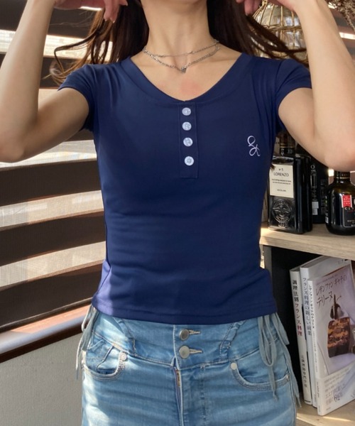 tolene(トレネ)の「Vネック ヘンリーネック 刺繍ロゴ タイトシルエット Tシャツ(Tシャツ/カットソー・レディース・ホワイト/ネイビー・FREE)」の20枚目の写真