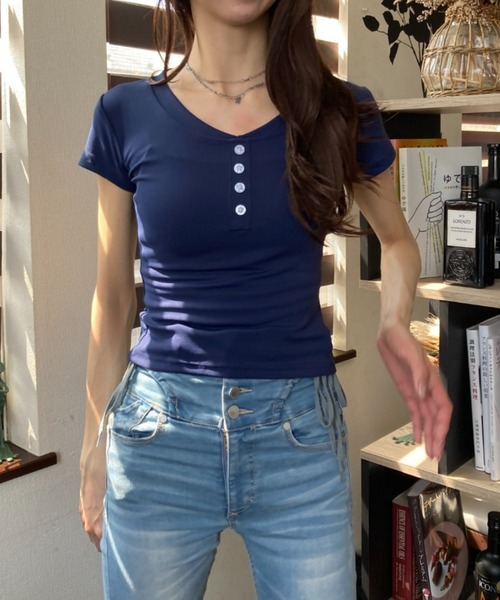 お値下げ致します！CELINE　ブラウン　チェーン刺繍柄　VネックTシャツ Vネック ヘンリーネック 刺繍ロゴ タイトシルエット Tシャツ（T