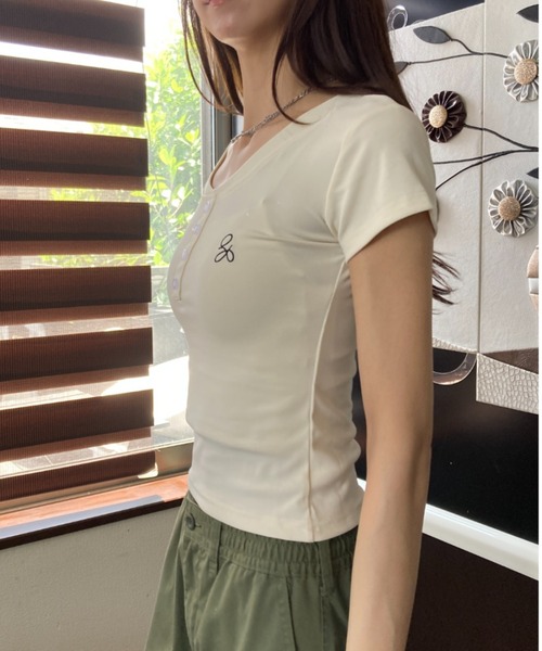tolene(トレネ)の「Vネック ヘンリーネック 刺繍ロゴ タイトシルエット Tシャツ(Tシャツ/カットソー・レディース・ホワイト/ネイビー・FREE)」の7枚目の写真