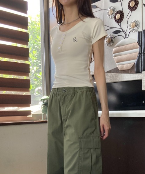 tolene(トレネ)の「Vネック ヘンリーネック 刺繍ロゴ タイトシルエット Tシャツ(Tシャツ/カットソー・レディース・ホワイト/ネイビー・FREE)」の8枚目の写真