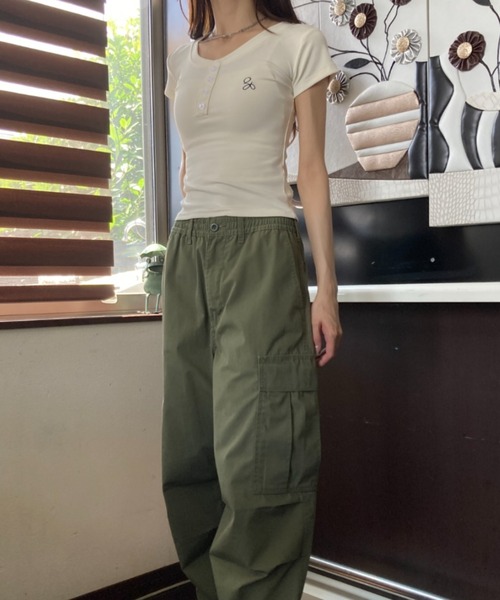 tolene(トレネ)の「Vネック ヘンリーネック 刺繍ロゴ タイトシルエット Tシャツ(Tシャツ/カットソー・レディース・ホワイト/ネイビー・FREE)」の9枚目の写真