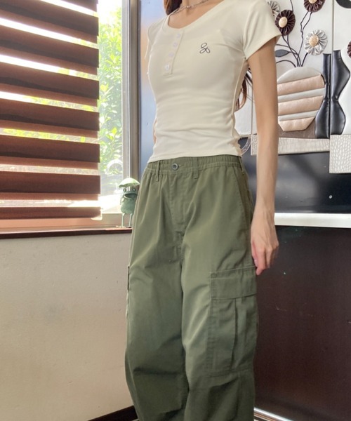 tolene(トレネ)の「Vネック ヘンリーネック 刺繍ロゴ タイトシルエット Tシャツ(Tシャツ/カットソー・レディース・ホワイト/ネイビー・FREE)」の10枚目の写真