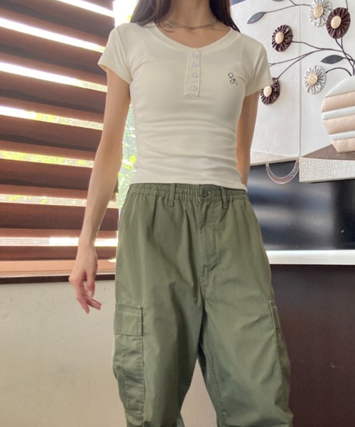 tolene(トレネ)の「Vネック ヘンリーネック 刺繍ロゴ タイトシルエット Tシャツ(Tシャツ/カットソー・レディース・ホワイト/ネイビー・FREE)」の11枚目の写真