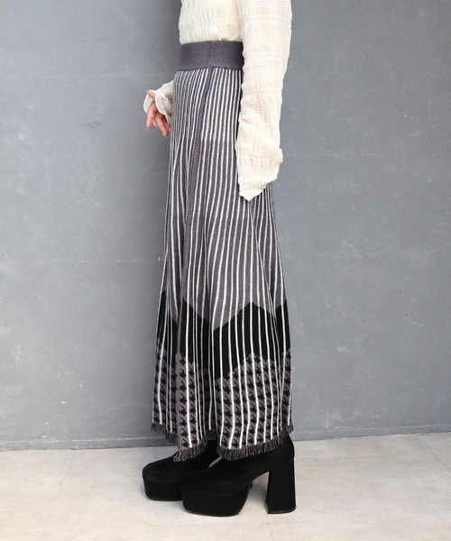 CECIL McBEE（セシルマクビー）の「プリーツジャガード裾フリンジスカート（スカート・レディース・チャコールグレー/ブラック・MEDIUM）」の5枚目の写真