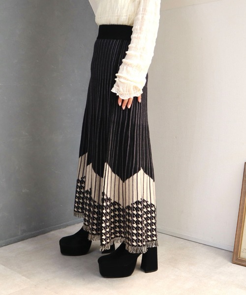 CECIL McBEE（セシルマクビー）の「プリーツジャガード裾フリンジスカート（スカート・レディース・チャコールグレー/ブラック・MEDIUM）」の11枚目の写真