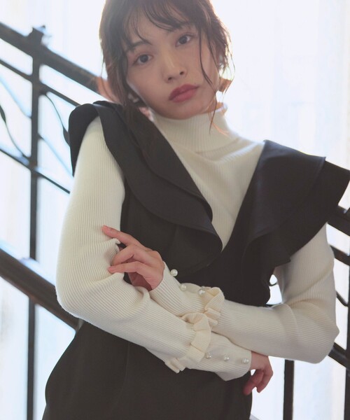 Feroux（フェルゥ）の「フリルデザイン サロペット パンツ（サロペット/オーバーオール・レディース・ライトグレー系/ブラック系・MEDIUM/SMALL）」の5枚目の写真