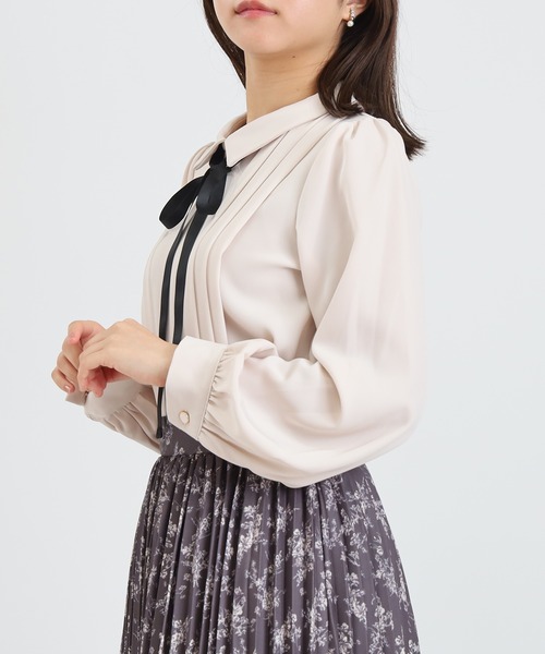 ASTORIA ODIER（アストリアオディール）の「配色リボンピンタックブラウス（シャツ/ブラウス・レディース・ホワイト/ブラウン/ピンクベージュ/ダークグリーン・MEDIUM/LARGE）」の15枚目の写真