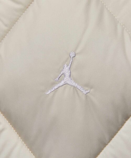 JORDAN BRAND（ジョーダンブランド）の「ジョーダン ブルックリン ウィメンズ キルテッド パファー ジャケット / Jordan Brooklyn Women's Quilted Puffer Jacket HV0418-104 Light Orewood Brown（ブルゾン・レディース・ブラウン系その他・M/XL/L/S/XS）」の4枚目の写真