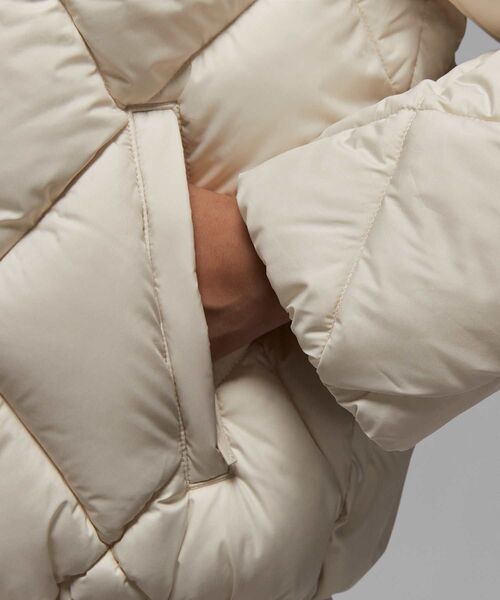 JORDAN BRAND（ジョーダンブランド）の「ジョーダン ブルックリン ウィメンズ キルテッド パファー ジャケット / Jordan Brooklyn Women's Quilted Puffer Jacket HV0418-104 Light Orewood Brown（ブルゾン・レディース・ブラウン系その他・M/XL/L/S/XS）」の6枚目の写真