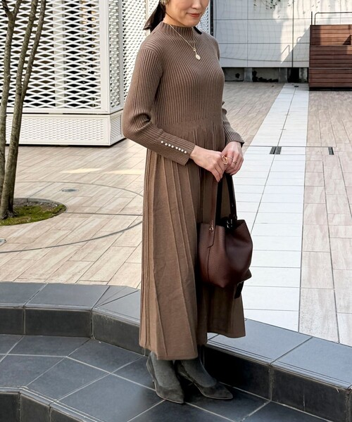 MICO COULIER（ミコクリエ）の「袖口パール付きニットワンピース（ワンピース・レディース・ブラウン/チャコールグレー・38）」の22枚目の写真