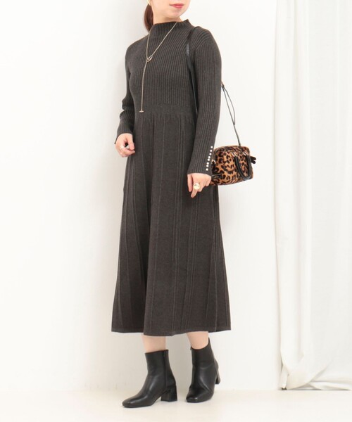 MICO COULIER（ミコクリエ）の「袖口パール付きニットワンピース（ワンピース・レディース・ブラウン/チャコールグレー・38）」の19枚目の写真
