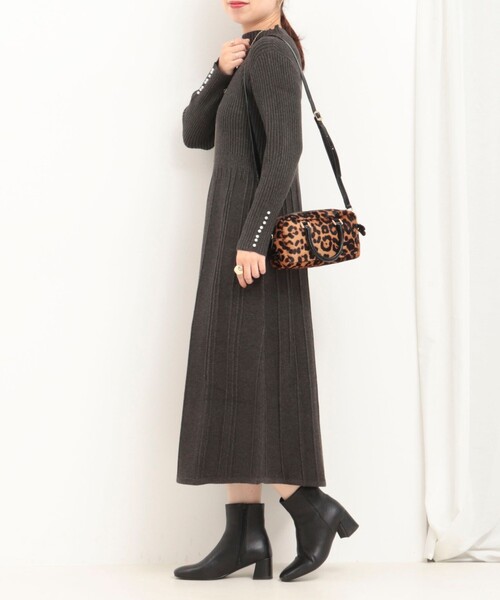 MICO COULIER（ミコクリエ）の「袖口パール付きニットワンピース（ワンピース・レディース・ブラウン/チャコールグレー・38）」の18枚目の写真