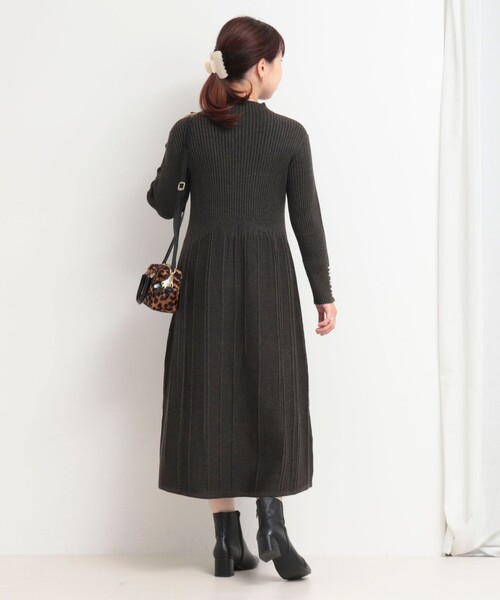 MICO COULIER（ミコクリエ）の「袖口パール付きニットワンピース（ワンピース・レディース・ブラウン/チャコールグレー・38）」の17枚目の写真