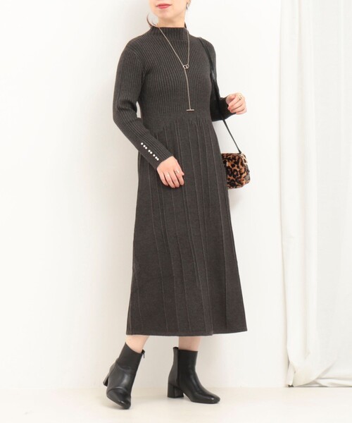 MICO COULIER（ミコクリエ）の「袖口パール付きニットワンピース（ワンピース・レディース・ブラウン/チャコールグレー・38）」の15枚目の写真