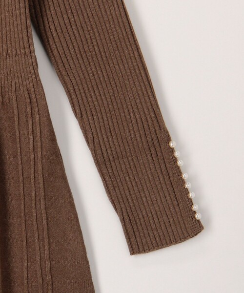 MICO COULIER（ミコクリエ）の「袖口パール付きニットワンピース（ワンピース・レディース・ブラウン/チャコールグレー・38）」の7枚目の写真
