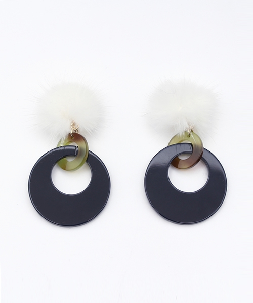 Kastane（カスタネ）の「ファー付きイヤリング（イヤリング・レディース・ブラウン/ネイビー/ライトグレー・FREE）」の3枚目の写真