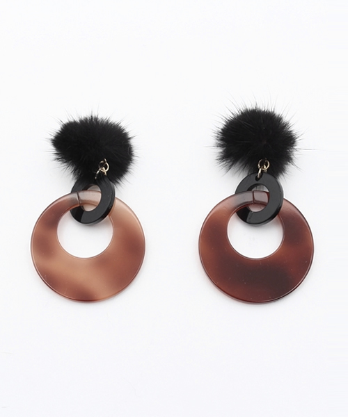 Kastane（カスタネ）の「ファー付きイヤリング（イヤリング・レディース・ブラウン/ネイビー/ライトグレー・FREE）」の2枚目の写真