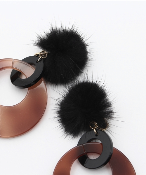 Kastane（カスタネ）の「ファー付きイヤリング（イヤリング・レディース・ブラウン/ネイビー/ライトグレー・FREE）」の4枚目の写真