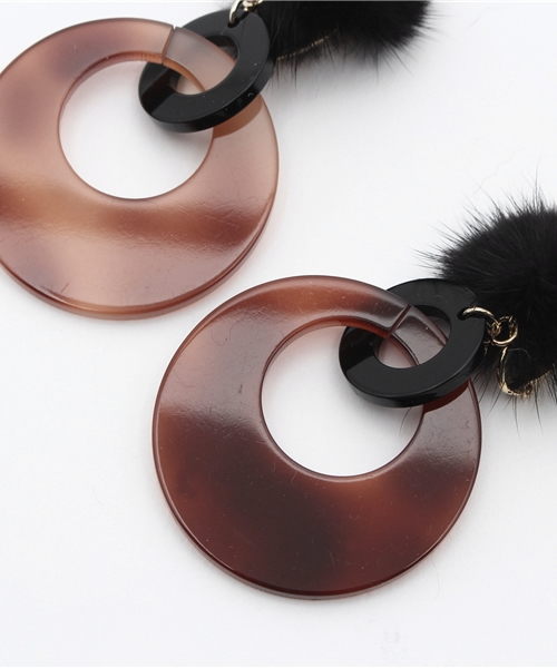 Kastane（カスタネ）の「ファー付きイヤリング（イヤリング・レディース・ブラウン/ネイビー/ライトグレー・FREE）」の5枚目の写真