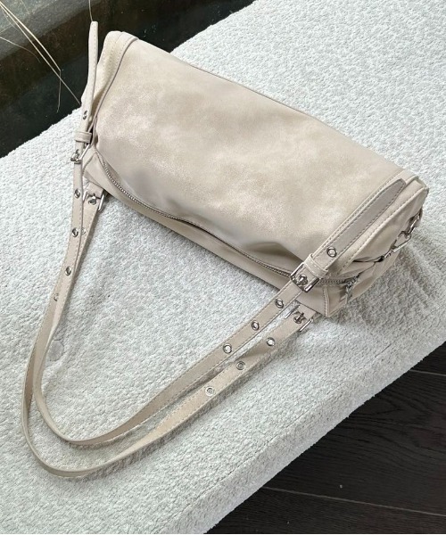 FINEnough(ファインナフ)の「サイドシルバーストラップハトメショルダーバッグ(ショルダーバッグ・レディース・ブラウン/キャメル/ブラック/アイボリー・FREE)」の6枚目の写真