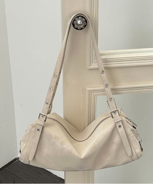 FINEnough(ファインナフ)の「サイドシルバーストラップハトメショルダーバッグ(ショルダーバッグ・レディース・ブラウン/キャメル/ブラック/アイボリー・FREE)」の7枚目の写真