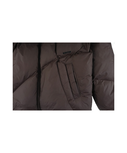 ERTR（イーアールティーアール）の「Asymmetric Puffer Jacket Brown（ダウンベスト・レディース・その他・SMALL/LARGE）」の3枚目の写真