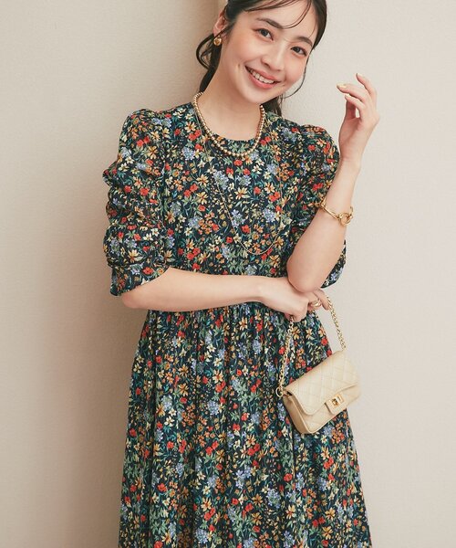 La boutique BonBon（ラブティックボンボン）の「【春気分先取り】小花プリントギャザースリーブワンピース（ワンピース・レディース・オフホワイト/ネイビー・38/36）」の2枚目の写真