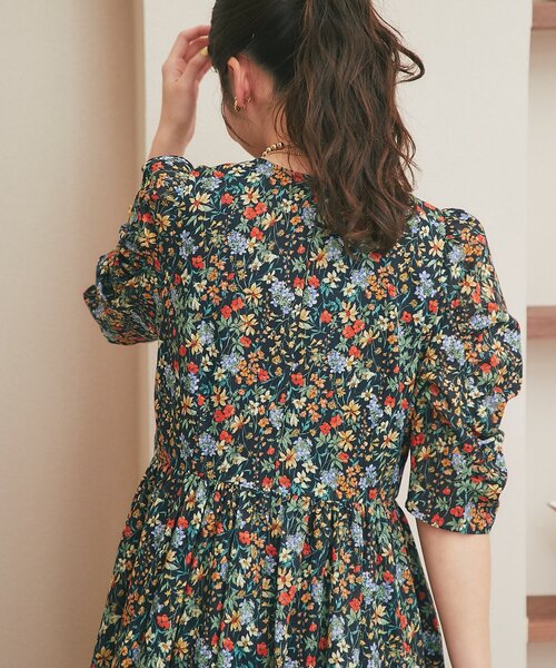 La boutique BonBon（ラブティックボンボン）の「【春気分先取り】小花プリントギャザースリーブワンピース（ワンピース・レディース・オフホワイト/ネイビー・38/36）」の17枚目の写真