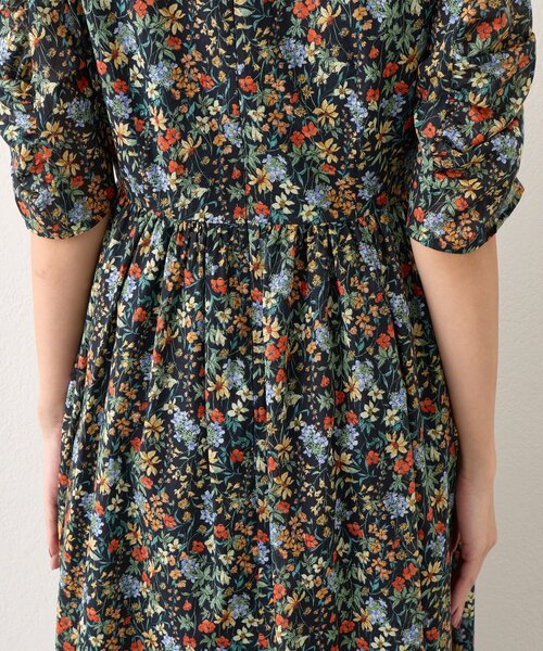 La boutique BonBon（ラブティックボンボン）の「【春気分先取り】小花プリントギャザースリーブワンピース（ワンピース・レディース・オフホワイト/ネイビー・38/36）」の22枚目の写真