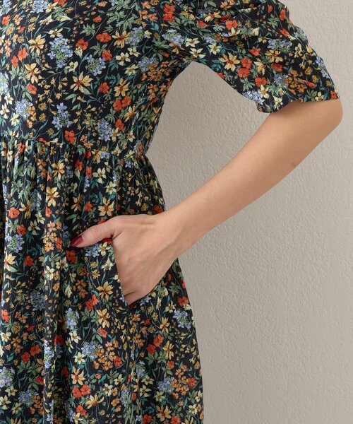 La boutique BonBon（ラブティックボンボン）の「【今すぐお届け】小花プリントギャザースリーブワンピース（ワンピース・レディース・オフホワイト/ネイビー・38/36）」の16枚目の写真