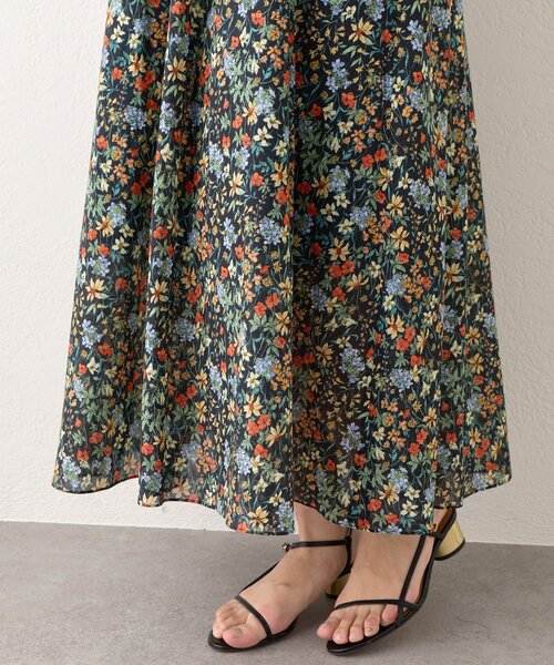 La boutique BonBon（ラブティックボンボン）の「【今すぐお届け】小花プリントギャザースリーブワンピース（ワンピース・レディース・オフホワイト/ネイビー・38/36）」の17枚目の写真