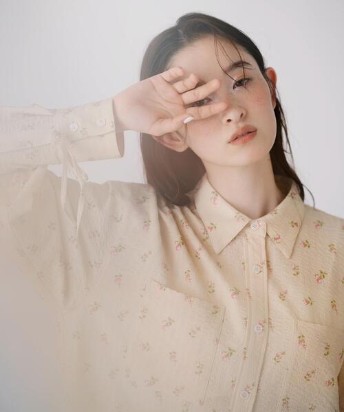 N.（N. Natural Beauty Basic）（エヌエヌナチュラルビューティーベーシック）の「フラワープリント SETUP シャツ（シャツ/ブラウス・レディース・イエロー系その他/ブラック系その他・ﾌﾘ-）」の2枚目の写真