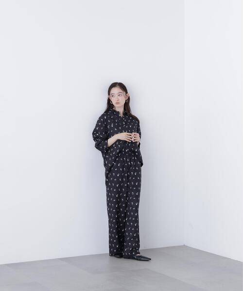 N.（N. Natural Beauty Basic）（エヌエヌナチュラルビューティーベーシック）の「フラワープリント SETUP シャツ（シャツ/ブラウス・レディース・イエロー系その他/ブラック系その他・ﾌﾘ-）」の10枚目の写真