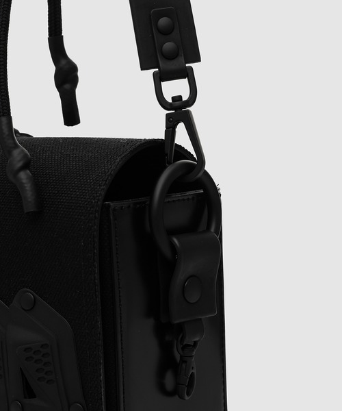 JUNYA WATANABE MAN(ジュンヤワタナベマン)の「「INNERRUM」 W-NAME BAG SMALL(ショルダーバッグ・メンズ・ブラック・ONE SIZE)」の4枚目の写真