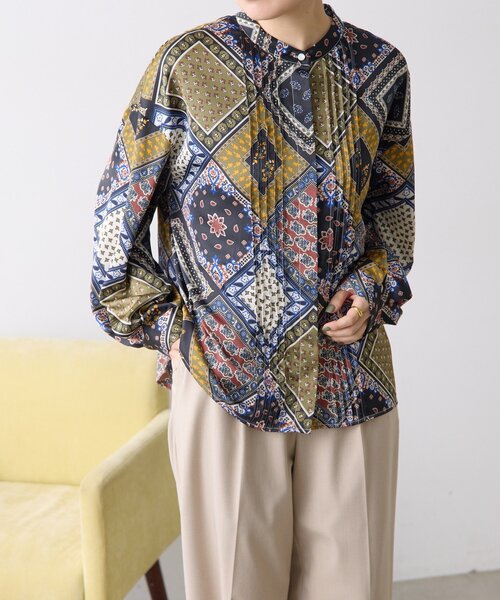 ear PAPILLONNER(イアパピヨネ)の「柄ピンタックブラウス【SUM1 STYLE】(シャツ/ブラウス・レディース・オレンジ/ブラック/ブルー/キャメル・FREE)」の3枚目の写真