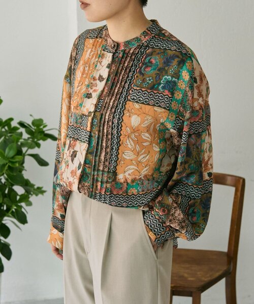 ear PAPILLONNER(イアパピヨネ)の「柄ピンタックブラウス【SUM1 STYLE】(シャツ/ブラウス・レディース・オレンジ/ブラック/ブルー/キャメル・FREE)」の4枚目の写真